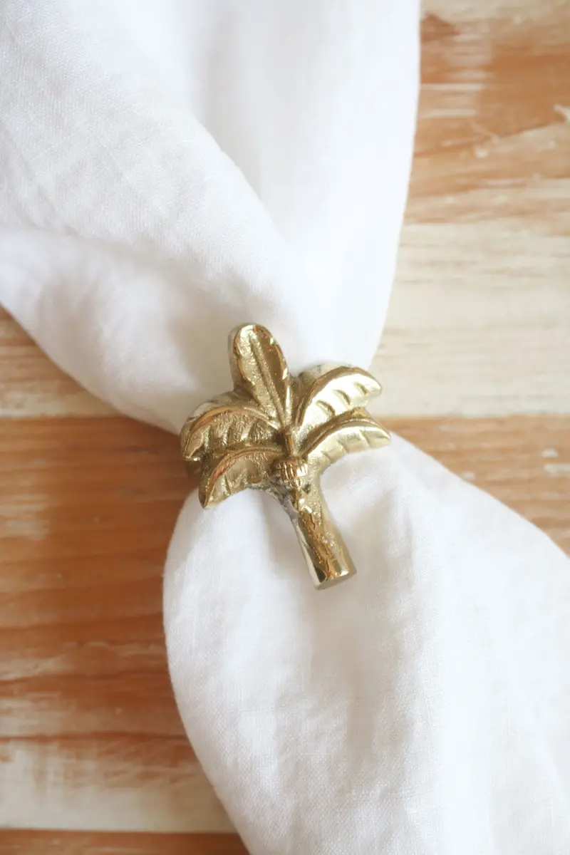 Banana Palm Motif Brass Napkin Ring – Tableware Accessory 1