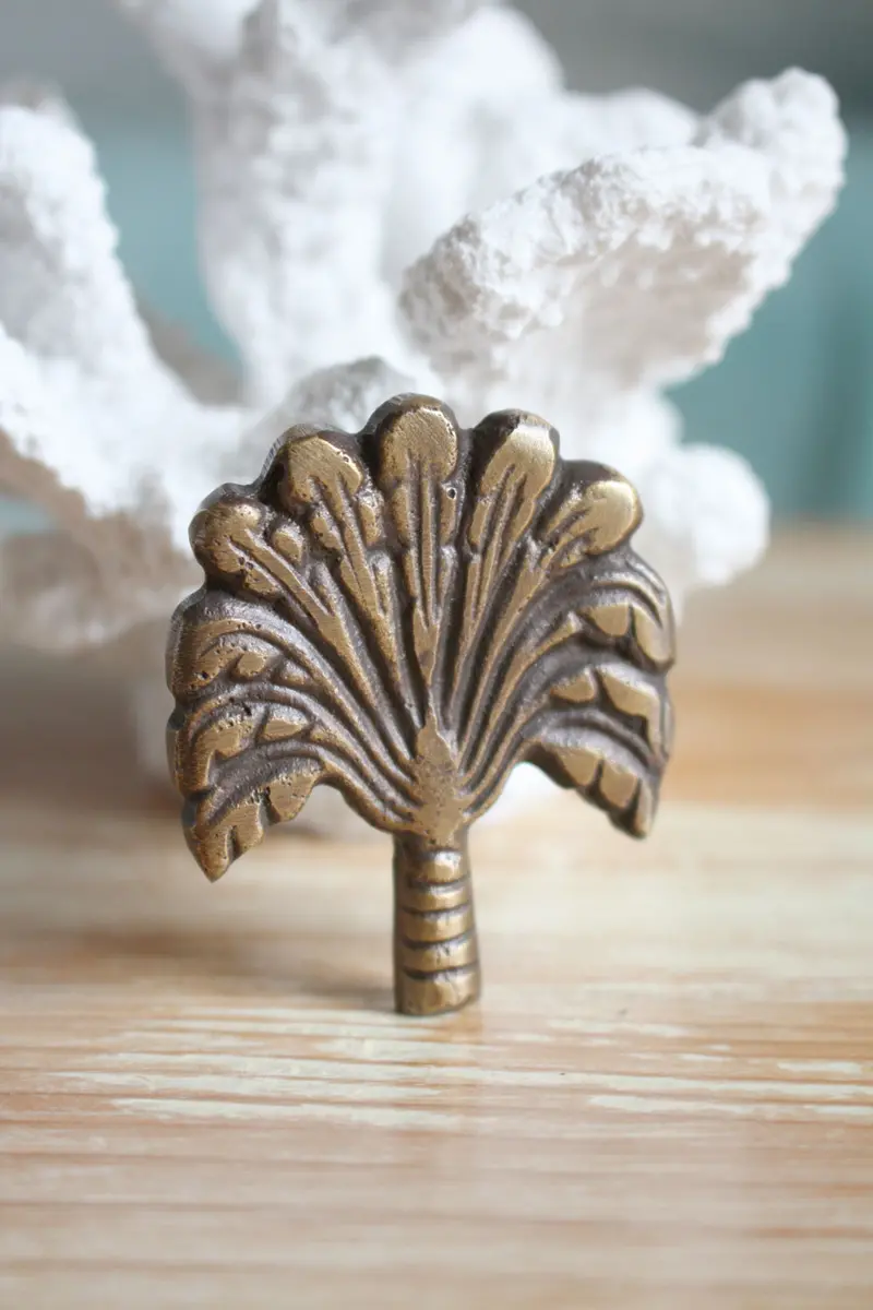 Traveller’S Palm Cabinet Pull – Antique Brass Finish 1